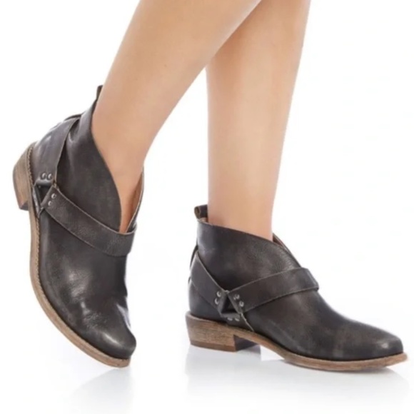 Koolaburra Santa Barbara Dame Distressed Booties - Picture 1 of 6